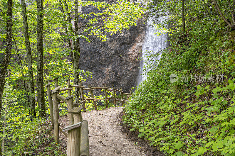 奥地利春天的Wildensteiner Wasserfall小径